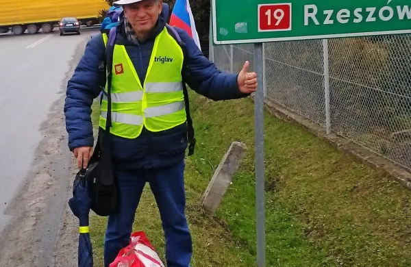  Da mu je uspelo postaviti rekord, se mora Miran Ipavec 
zahvaliti predvsem Poljakom in Romunom, ki so mu radi 
ustavili in ga vzeli s seboj v avto.