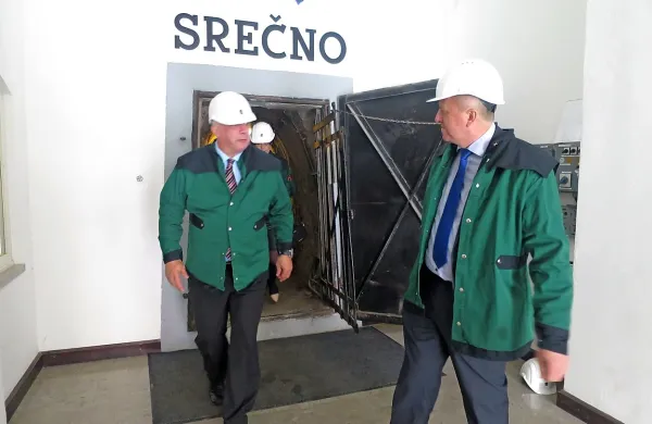 Župan Bojan Sever (levo) je ministru Zdravku Počivalšku 
predlagal rešitev za financiranje rudnika, ta pa je obljubil le 
njeno preučitev.

 

