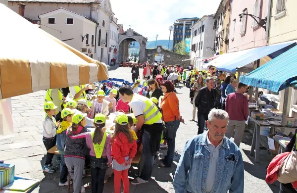 Ob Slovenskih dnevih knjige Prešernov trg v Kopru že 
tradicionalno napolnijo stojnice s knjigami in otroški živžav.