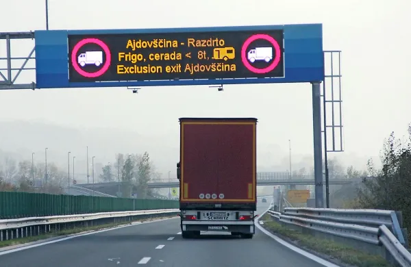 Na hitri cesti med CP Nanos in Ajdovščino in na regionalni 
cesti Razdrto-Ajdovščina  je prepovedan promet za kamp 
prikolice ter vse hladilnike in vozila s ponjavami (2. stopnja) 
Fotografija je iz arhiva.