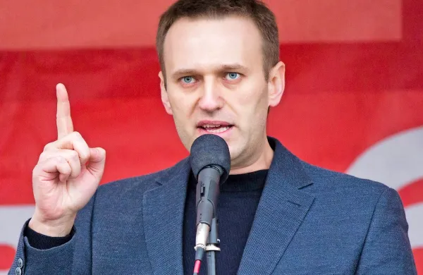 Stranki ubitega  Borisa Nemcova in enega vodilnih opozicijskih figur v Rusiji Alekseja Navalnega (na fotografiji) sta  
napovedali združitev sil pred  lokalnimi in parlamentarnimi 
volitvami.