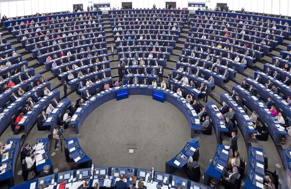 Evropski poslanci so se odločili, da povečajo vsoto, ki gre v 
žepe njihovih asistentov. Pri vseh 751 evropskih poslancih bo 
skupni strošek narasel za dobrih 13,5 milijona evrov letno. 