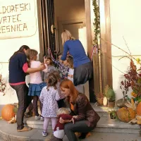 Prvi waldorfski vrtec na Primorskem so jeseni leta 2012 odprli 
v Bukovici blizu Nove Gorice.