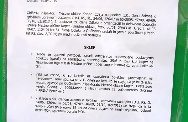 Uporabniki nadstrešnic in garaž na Tomažičevem in Nazorjevem trgu v Kopru ter na različnih lokacijah v Olmu, 
Prisojah in Šalari so te dni prejeli obvestilo koprskega 
občinskega inšpektorata s pozivom, naj nedovoljeno postavljene objekte odstranijo. 