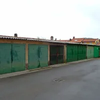 Garaže na Nazorjevem trgu so si nekateri stanovalci postavili 
sredi 60. let prejšnjega stoletja. V koprski občini opozarjajo, 
da so si na tak način prilastili površine, ki so bile namenjene 
širši javnosti in  drugim uporabnikom. 