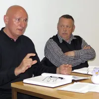 Cilje Razvojnega društva Kraševci za Kras glede Praznika 
terana in pršuta so v Bunčetovi domačij v Dutovljah predstavili njegovi člani (7 leve) Sebastijan Štemberger, Svetozar 
Raspopović, Branko Kjuder in Marija Turk. 