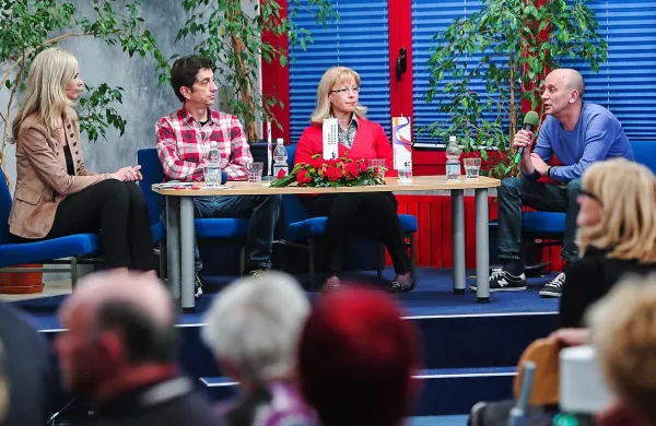 Dokumentarec Kakor krogla po Evropi je režiral Mauro Tonini 
(drugi z leve, ob njem voditeljica pogovora Karin Sabadin), v 
sredi Dunja Ukmar, desno Sandi Volk.  