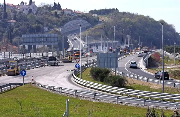 Še prejšnji teden je bil v Kopru spremenjen prometni režim v 
smeri proti Izoli (na fotografiji). Do odprtja predora Markovec 
pa iz smeri Izole ne bo moč v Koper na izvozu Semedela.  