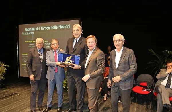 Dino Meneghin (v sredini s priznanjem) na predstavitvi 
čezmejnega turnirja Nereo Rocco, ki se bo začel 24. aprila. 