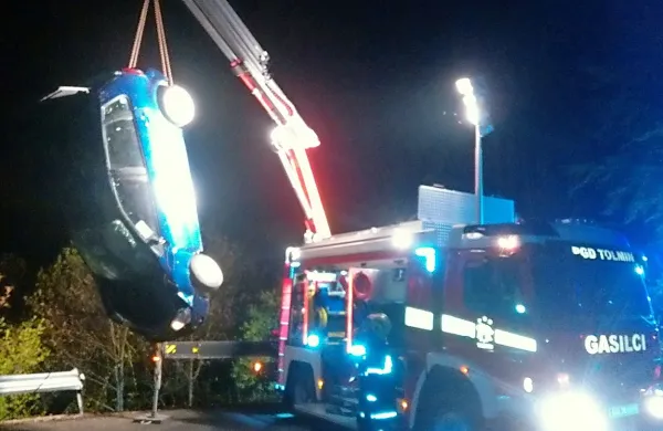 Prostovoljni gasilci iz Tolmina so avto postavili na kolesa in ga  
dvignili na cesto.