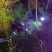 Avto je zdrsnil po brežini in obstal več kot deset metrov pod 
cesto, obrnjen na streho.