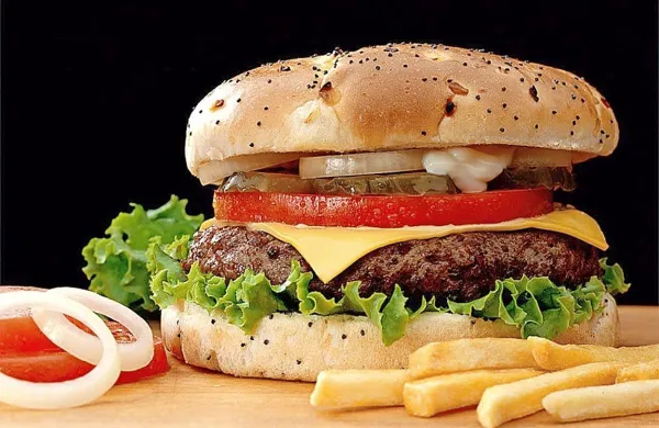 Trener Madžarovič nad prekrškom s hamburgerjem ni bil niti 
malo navdušen. 
