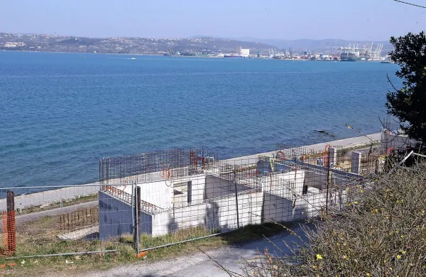 Dela na Jelinčičevi hiši so obstala, čeprav je dokončanje  
gradnje napovedoval že za jesen 2013. Jelinčič trdi, da je 
davkarija njegovi ženi nezakonito odmerila plačilo davka v 
višini 280.000 evrov, zato mu je zmanjkalo denarja za 
gradnjo.