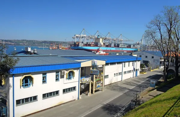 Mestna občina Koper je Marini Koper oziroma Grafistu kot 
večinskemu lastniku podelila stavbno pravico za 35 let, 
Zveza  pomorskih športnih društev pa trdi, da je del zemljišč in 
objektov njihova last.  