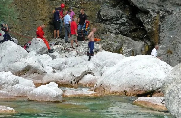 Veliko nesreč se zgodi na nevarnem delu Soče, naprej od Trnovega. Z zajezitvijo tik pred 
vstopom v ta del bi ustvarili naravno ločnico, ki bi povečala varnost, je prepričan Magajne. 

