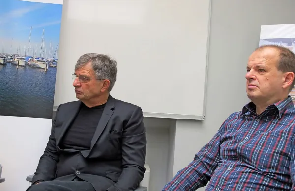 BRata Jakopin sta pred 34 leti zasnovala podjetje, ki je do 
hudih finančnih težav in letošnjega stečaja izdelalo 300 
projektov serijskih jadrnic in motornih jaht ter približno 600 
bark lastnih blagovnih znamk.