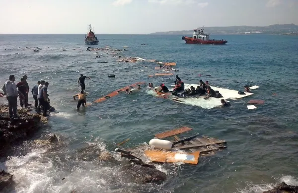 Tragedije v Sredozemskem morju se kar vrstijo. Včeraj je 
reševalce dosegel nov klic na pomoč s čolna, ki je zadel ob 
čer in se raztreščil blizu grškega otoka Rodos. Na krovu naj bi 
bilo 100 ljudi, po prvih podatkih so trije umrli, med njimi 
štiriletni otrok.