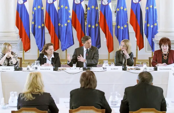 Za socialno državo je treba zagotoviti nova delovna mesta in 
za to ustvariti ugodno poslovno okolje ter vzpostaviti sistemsko sodelovanje med državo in nevladnimi organizacijami, so se strinjali gostje konference  Slovenija 2030, ki jo je 
gostil predsednik  republike Borut Pahor.