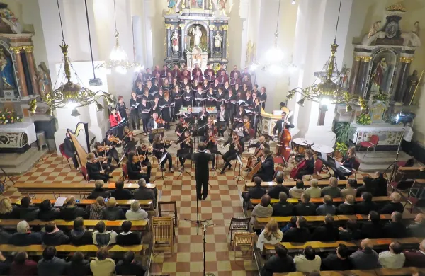 Mešani pevski zbor Frančišek Lampe z orkestrom Cantabile  na koncertu ob 40-letnici.