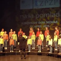 Zborovodkinja Andreja Rustja je v Sežano pripeljala kar tri zbore: otroškega in mladinskega 
z matične šole v Komnu in otroškega, ki deluje na štanjelski podružnici. 