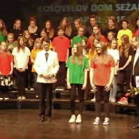 Za sežanski zbor sta  Julija Pavletič in Sara Selimovič  uglasbili Kosovelovo pesem Naše 
besede. Zborovodja Uroš Cej je glasbo spravil v notni zapis.