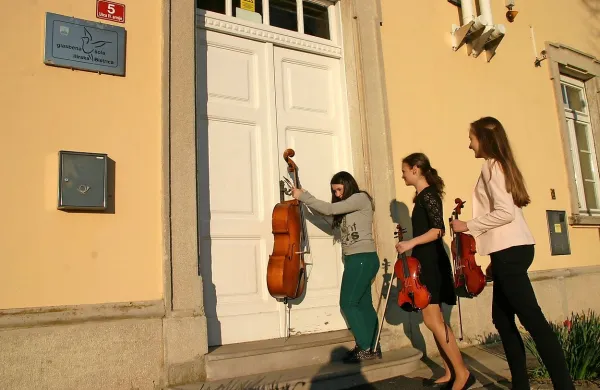 V bistriški glasbeni šoli se uči igranja približno 300 učencev.