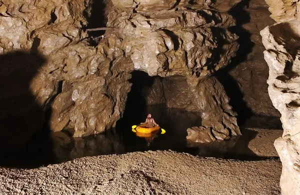 Po čem je dobila Kačna jama ime