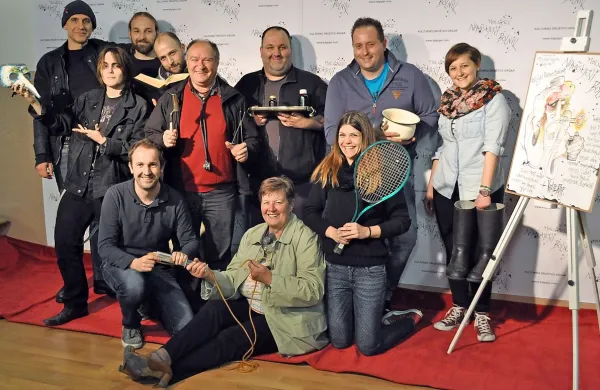 Pisana druščina ljubiteljskih igralcev se te dni intenzivno 
pripravlja na nedeljsko premiero.