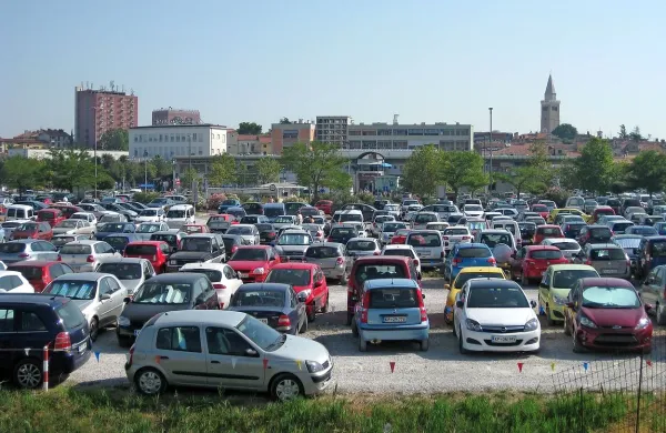 V prihodnje bo treba plačati tudi za parkiranje na makadamskem parkirišču za koprsko tržnico.