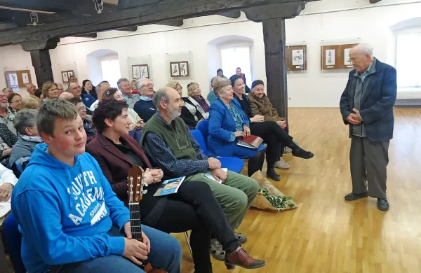 “Poglejte jih, saj so kar lepi,” je k ogledu akvarelov skromno 
povabil botanik  in umetnik.  