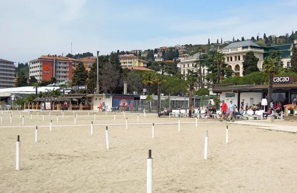 Okolje Piran ima šest lokalov ob portoroški plaži. Direktor 
Alen Radojkovič zanika govorice, da jih nameravajo prodajati.