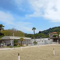 Med lokali, ki jih ima ob portoroški plaži v lasti Okolje Piran, je tudi Spiaggia. Še zmeraj je zaprt, v podnajemu ga imata Rusa, 
ki ga nameravata odpreti še to sezono. V njem naj bi bil  steak house.