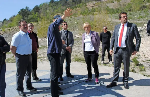 Ministrica za okolje in prostor Irena Majcen si je danes 
ogledala plaz Slano blato in se s predstavniki Občine 
Ajdovščina pogovarjala o nadaljnjih ukrepih in denarju zanje.