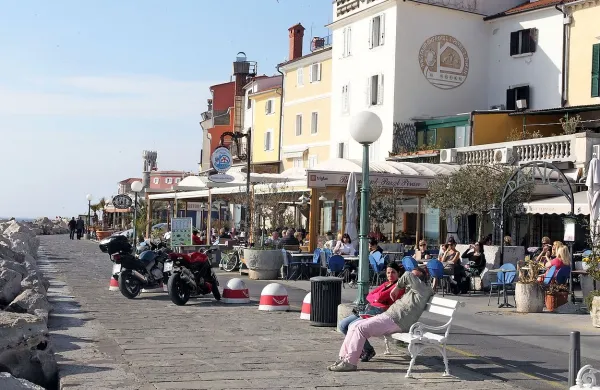 V času sezonske zapore območje za zapornico  na Punti dobi 
status območja za pešce in je dovoljen promet le za vozila 
javnih služb, intervencije ter dostavo  od 6. ure do 9.30. 