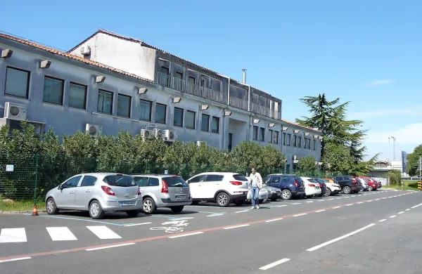 V modro barvo se bodo obarvala tudi parkirišča ob koprski 
policijski upravi. 