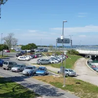 Kmalu bo treba plačati tudi za parkiranje na parkirišču ob 
mandraču v Semedeli. Tam  bo koprska občina  uredila 104 
parkirna mesta. Prva ura bo brezplačna. 