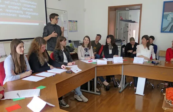 Na srečanju v Idriji so iskali poti za učenje v sodelovanju z 
gospodarstvom.