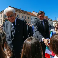 Slovenski in italijanski predsednik Borut Pahor in Sergio 
Mattarella sta manjšini - slovensko v Italiji in italijansko v 
Sloveniji - označila za “bogastvo, ki plemeniti multikulturnost 
obeh držav”.