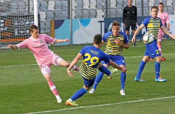 Najbrž bo tudi danes v Domžalah kar nekaj podobnih prizorov 
- (z leve) Matej Palčič (št 29), Denis Šme in Damir Hadžić 
branijo svoj kazenski prostor