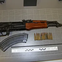 Slovensko-hrvaški državljan naj bi avtomatsko puško M70 prodajal za 350 evrov. 