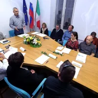 Ankaran in Koper - na fotografiji ankaranski občinski svet 
med včerajšnjo sejo  -  imata še nekaj mesecev za razdelitev 
premoženja, sicer bo to namesto občin opravilo sodišče. 