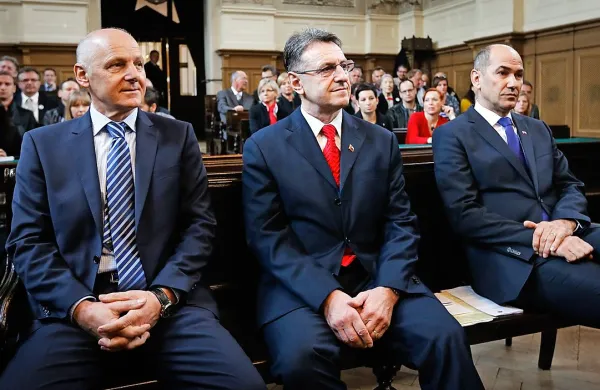  Ivan Črnkovič (prvi z leve), Anton Krkovič in Janez Janša 
bodo morali še enkrat sesti na zatožno klop.