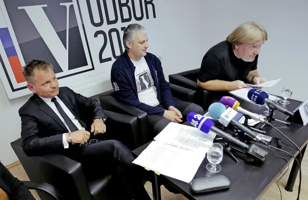 Novinarska konferenca Odbora 2014, na kateri so eden 
izmed obsojenih v procesu JBTZ David Tasič, predsednik 
skupščine odbora Aleš Primc in odvetnik Franci Matoz 
spregovorili o odločitvi ustavnega sodišča v zadevi Patria.