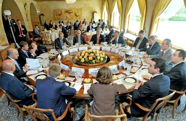 Zunanji ministri EU in Zahodnega Balkana, ki so se danes 
prvič sestali v okviru procesa Brdo, so dali jasen signal, da 
Zahodni Balkan ostaja visoko na agendi Evropske unije in 
potrdili, da EU in regija delita skupne skrbi glede varnosti in 
stabilnosti v Evropi, je po srečanju dejal zunanji minister Karl 
Erjavec.