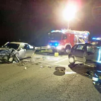 V čelnem trčenju na šempetrski obvoznici sta se včeraj 
ponoči poškodovali obe voznici.