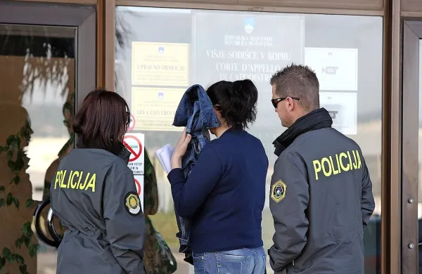 Osumljence, med njimi tudi dve ženski, so začeli policisti v 
poznih popoldanskih urah voziti na zaslišanje na sodišče.