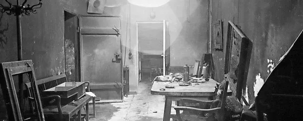 ... dan zatem pa je v berlinskem bunkerju samomor storil še 
Hitler.    