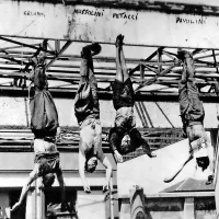 Nad trupli Duceja in njegovih so se brezobzirno znesli in jih 29. aprila 1945 
razstavili na milanskem trgu Loreto ... 