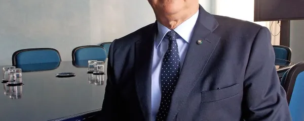 Roberto Dipiazza: “Sprejel bi samo podporo 
koalicije, ki ne namerava riniti navkreber. V svoj 
program mora vključiti velike razvojne teme, kot 
je na primer staro pristanišče. Če pa bomo spet 
govorili o fojbah, Rižarni in bolečih delitvah, 
potem ne nameravam kandidirati.” 