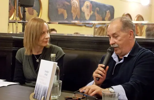 Marko Sosič in Petra Vidali na tržaški predstavitvi najnovejšega Sosičevega proznega dela Kratki roman o snegu in 
ljubezni.